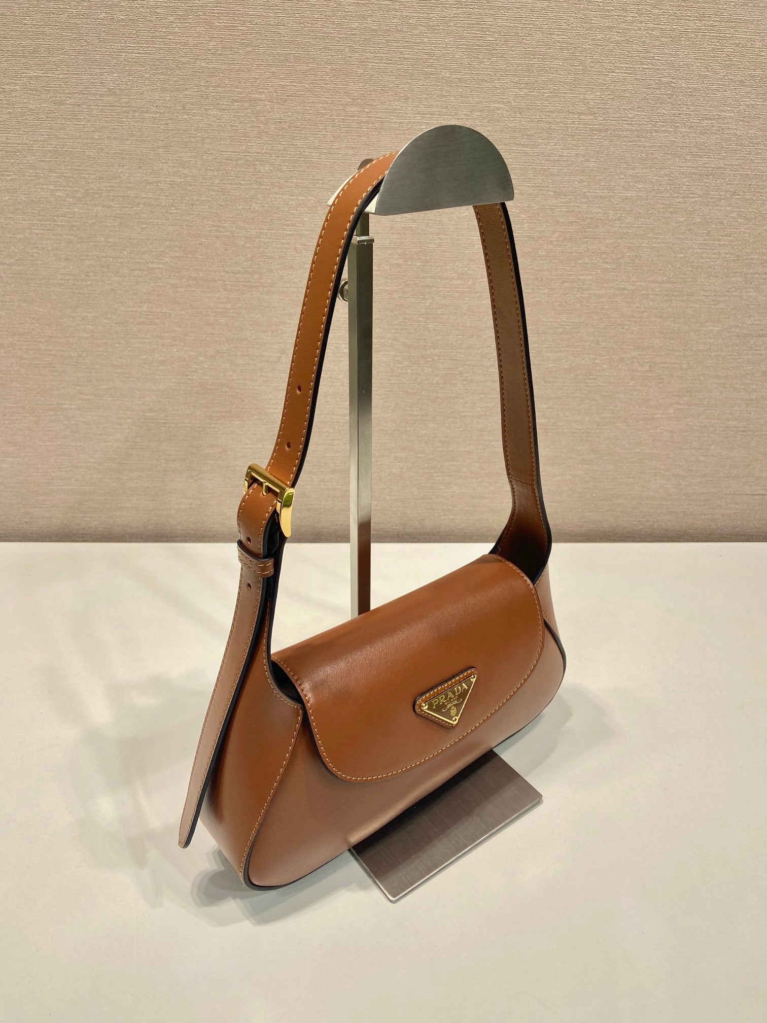 FLAP BAG 25 IN CINNAMON BROWN SMOOTH CALFSKIN TRIANGLE LOGO