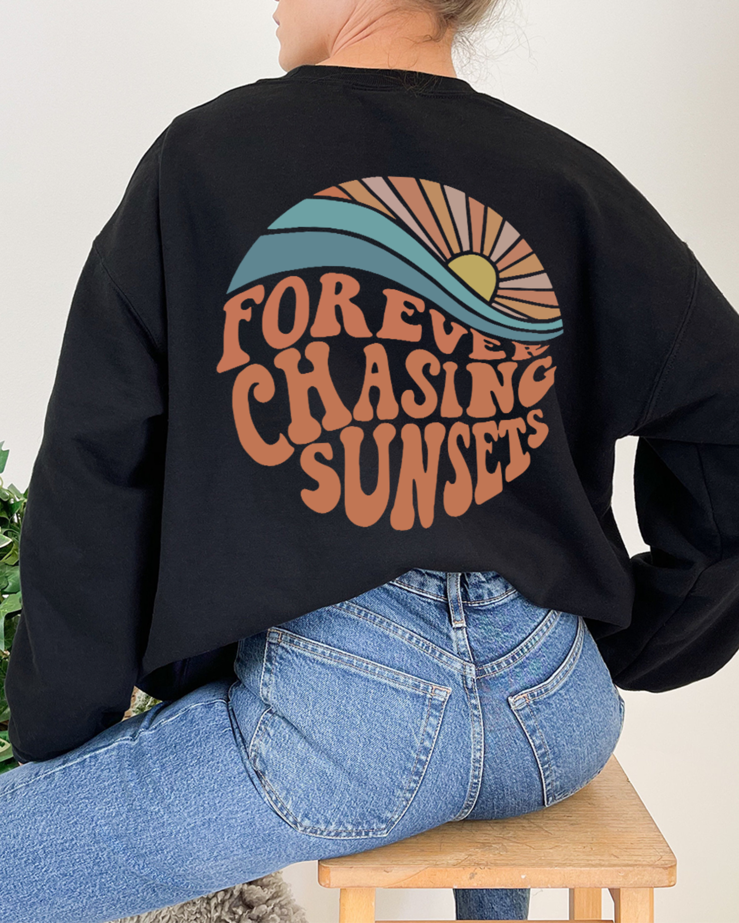Kira Crewneck - "Forever chasing sunsets"