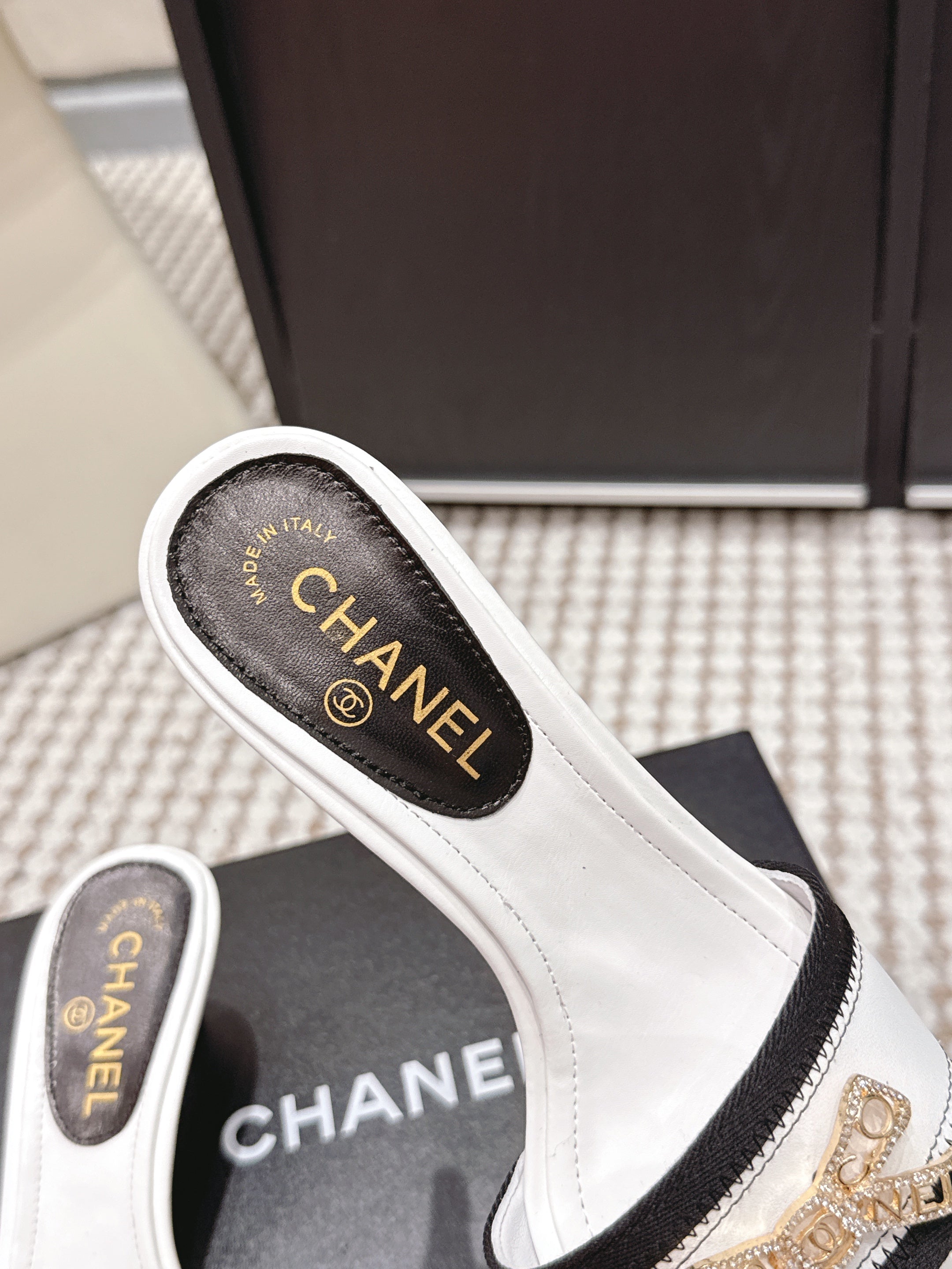 CC 26s Stiletto Sandals 55 White Black Leather 652572