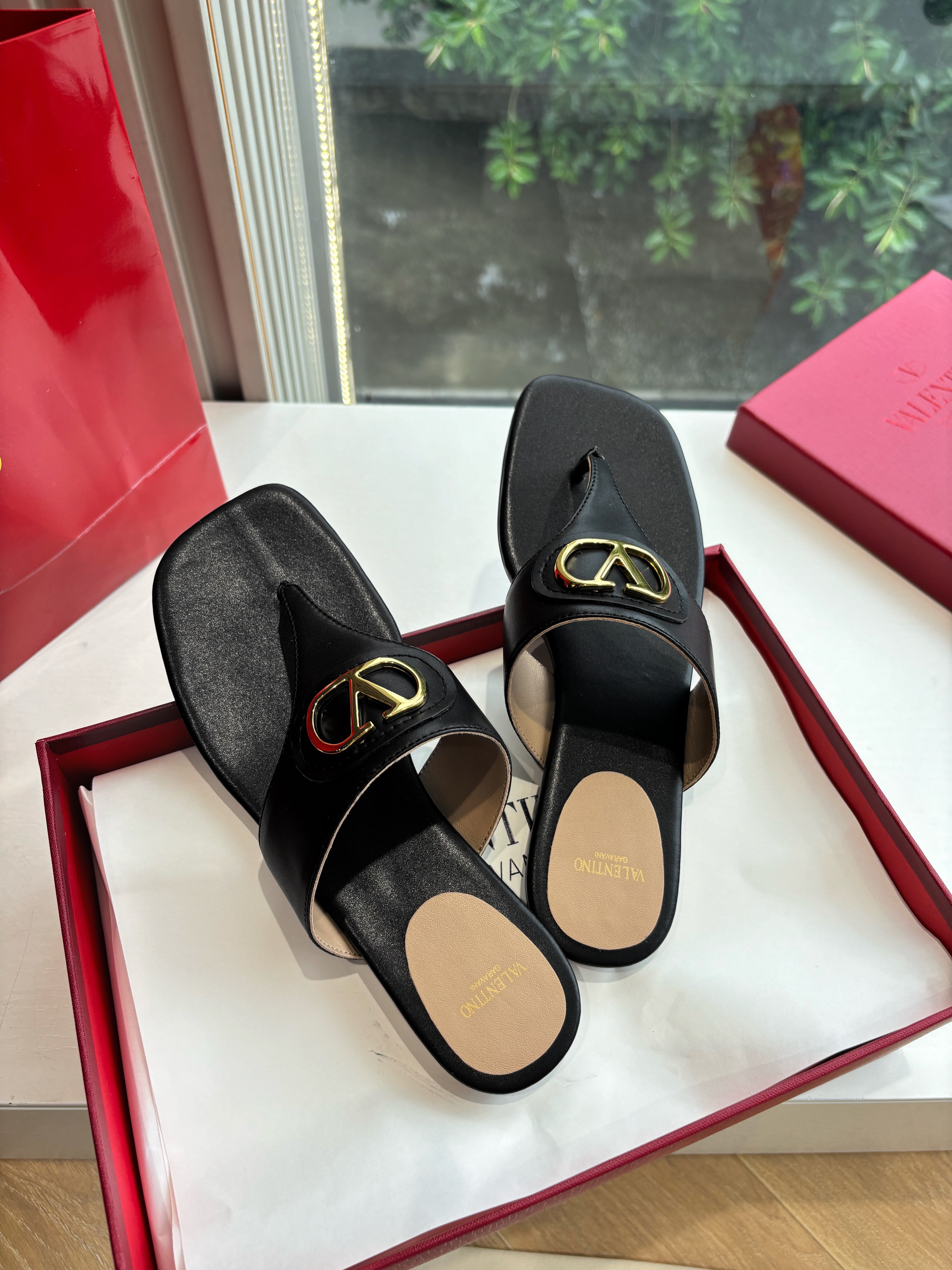 VT 25 Thong Sandals Black Sheepskin Slide