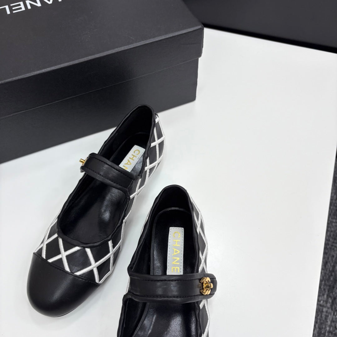 CC 25 Mary Jane White Black Quilted Calfskin
