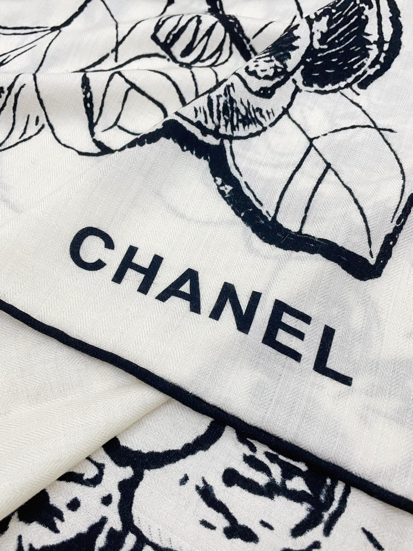 CC Square Scarf 140 CM In White Black Cashmere And Silk 416900