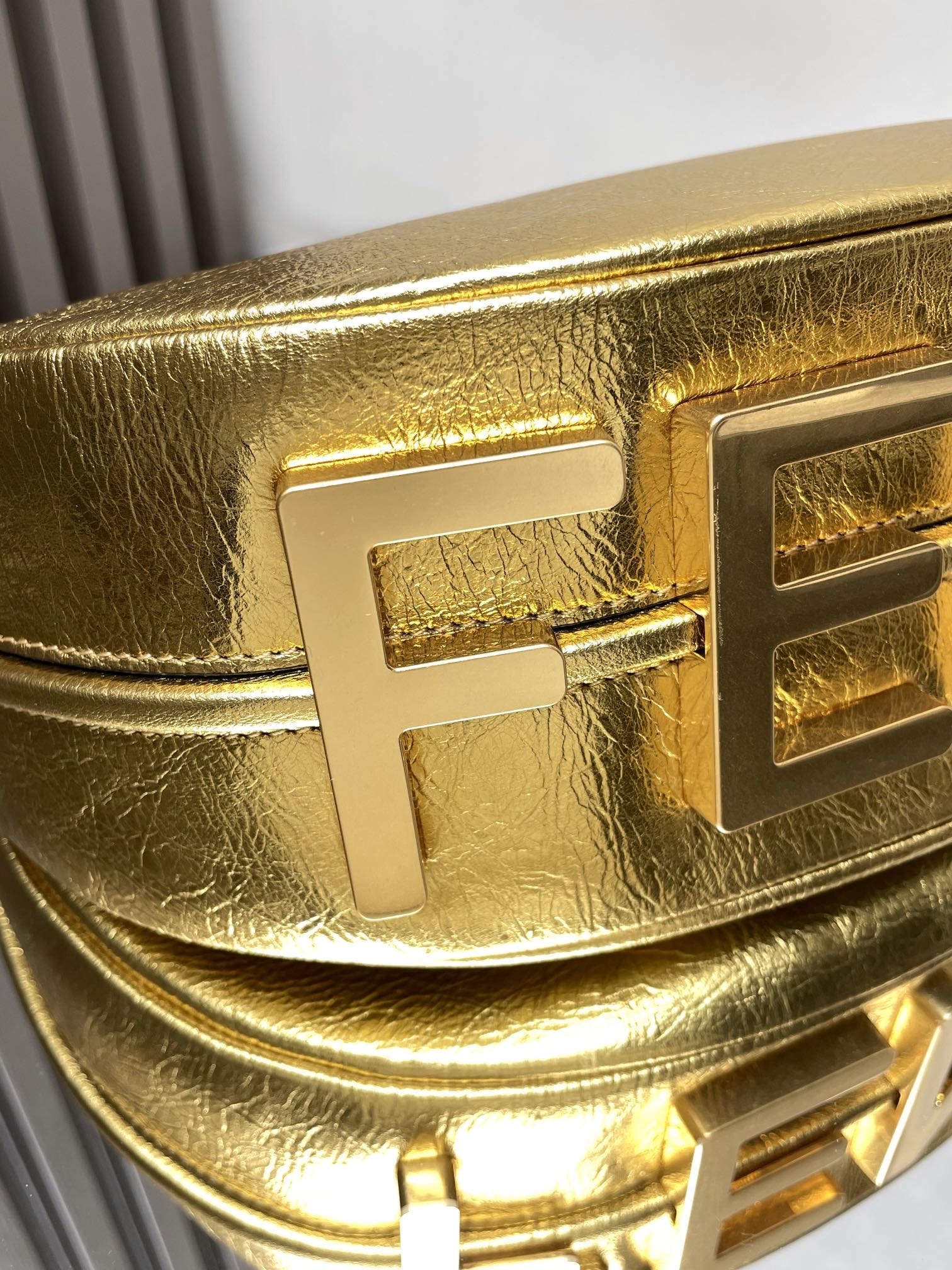 FENDIGRAPHY MEDIUM 29 IN GOLD METALLIC SMOOTH LAMBSKIN GOLD HARDWARE