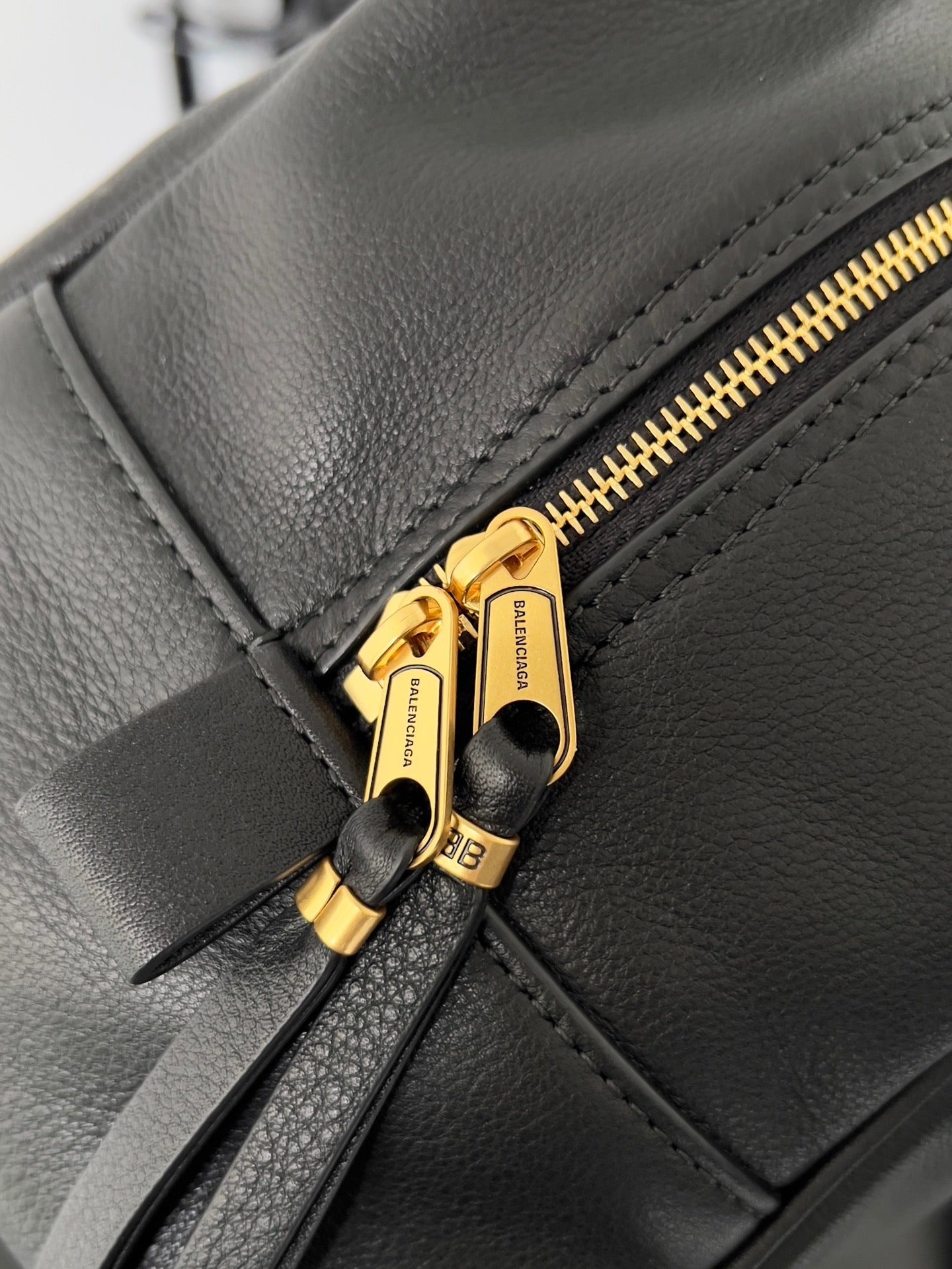 𝗕𝗮𝗹𝗲𝗻𝗰𝗶𝗮𝗴𝗮 𝗖𝗮𝗿𝗿𝗶𝗲 bowling ball bag black lambskin
