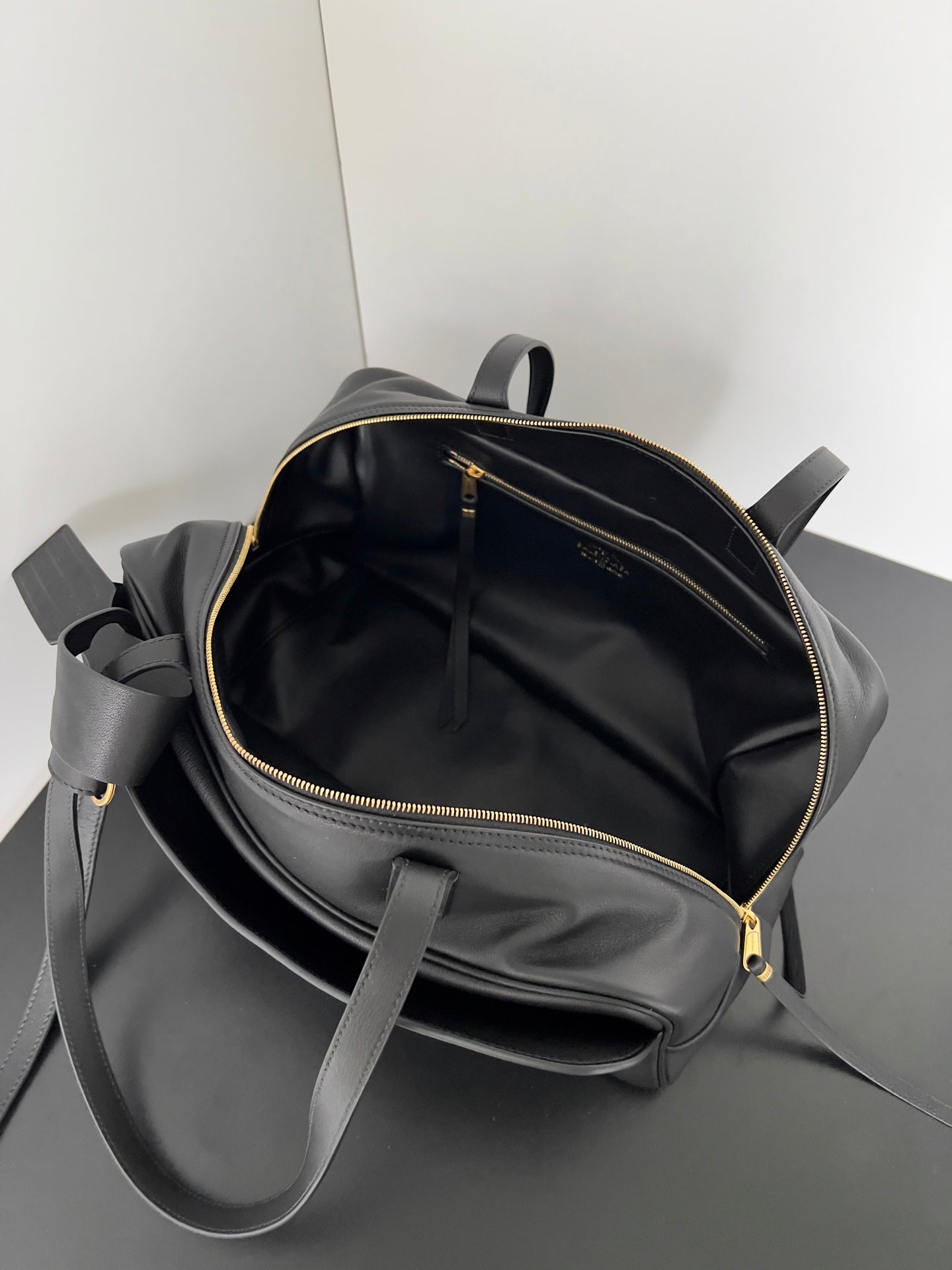 𝗕𝗮𝗹𝗲𝗻𝗰𝗶𝗮𝗴𝗮 𝗖𝗮𝗿𝗿𝗶𝗲 bowling ball bag black lambskin