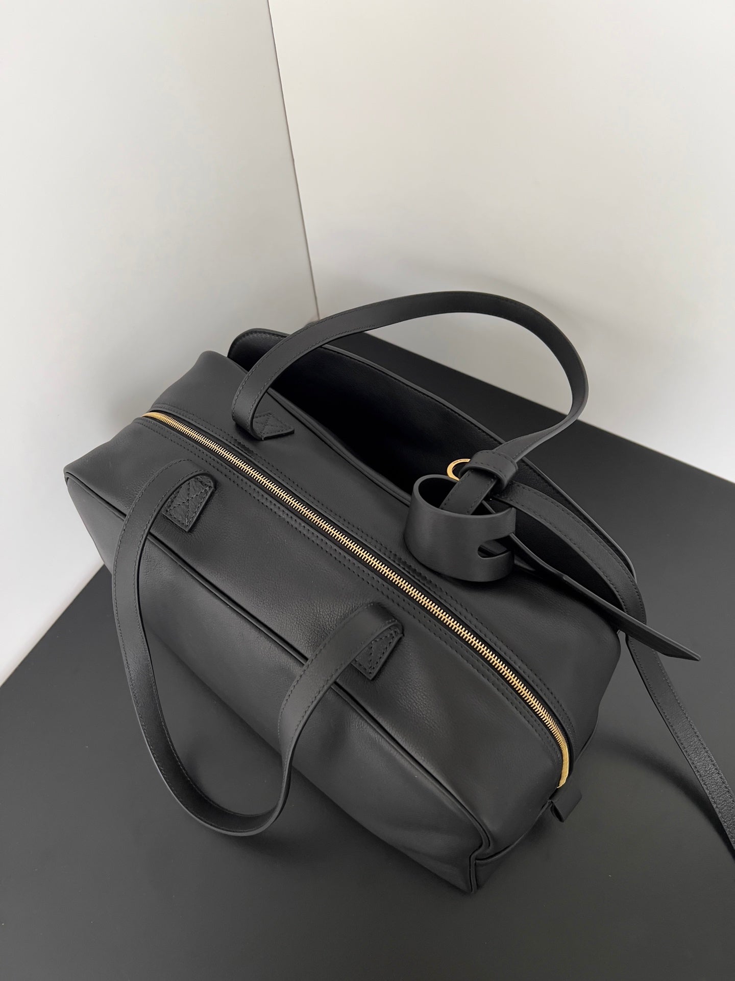 𝗕𝗮𝗹𝗲𝗻𝗰𝗶𝗮𝗴𝗮 𝗖𝗮𝗿𝗿𝗶𝗲 bowling ball bag black lambskin