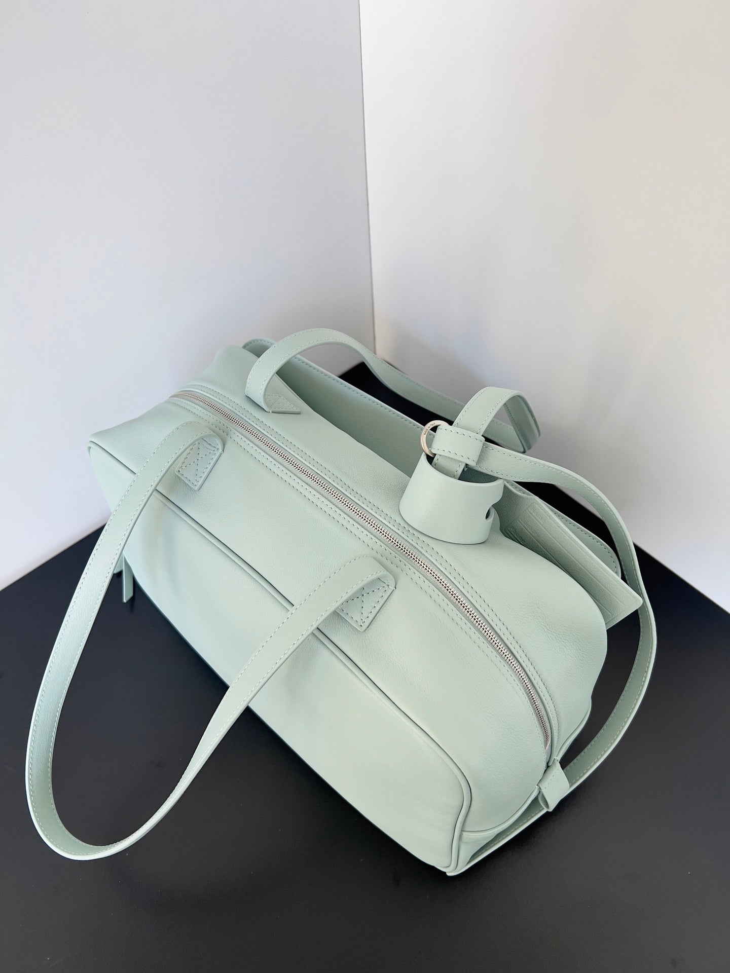 𝗕𝗮𝗹𝗲𝗻𝗰𝗶𝗮𝗴𝗮 𝗖𝗮𝗿𝗿𝗶𝗲 bowling ball bag pastel mint green lambskin