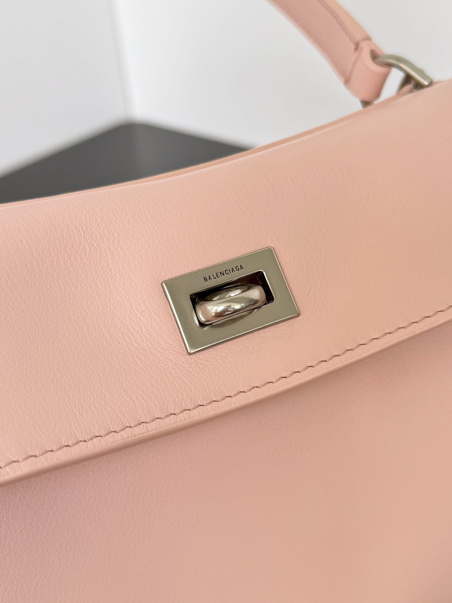 𝗕𝗮𝗹𝗲𝗻𝗰𝗶𝗮𝗴𝗮 Rodeo 35 oversized bag pastel pink lambskin