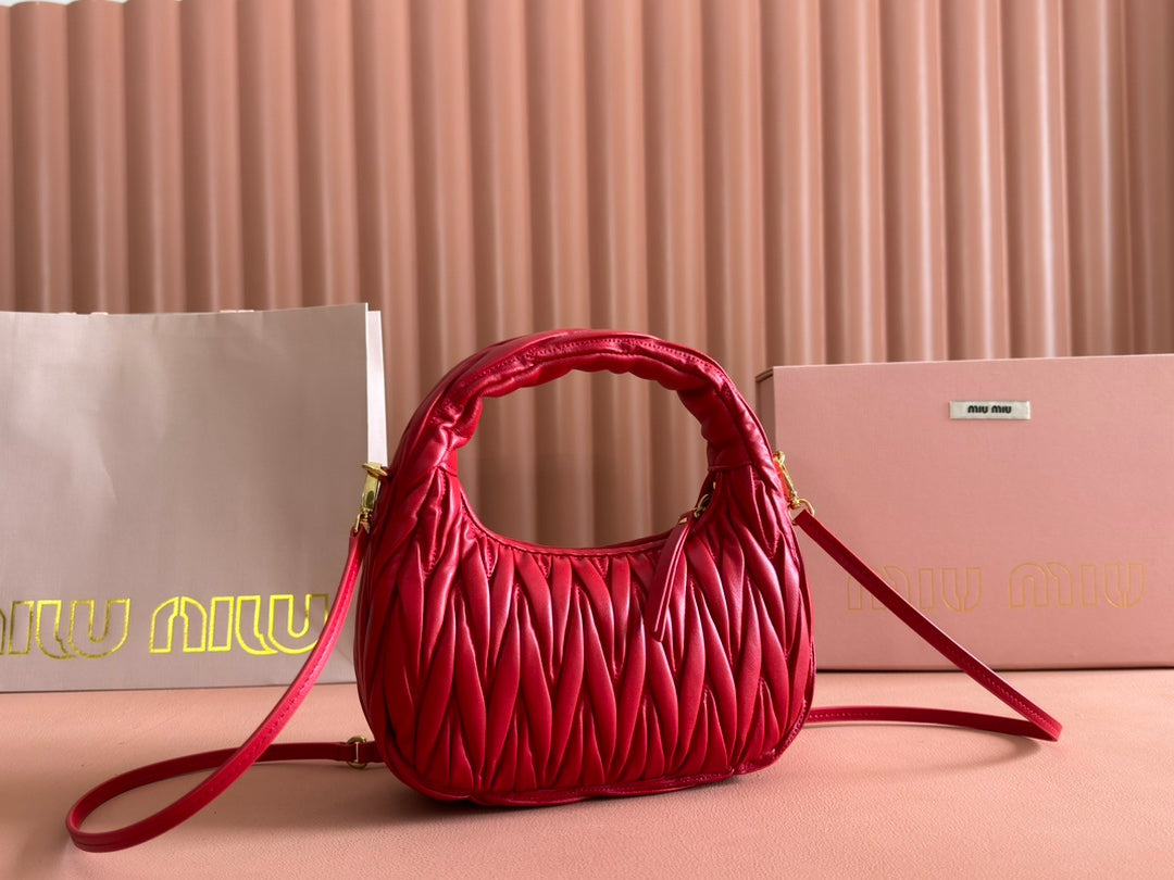 WANDER MATELASSÃ‰ HANDBAG 23 IN CERISE RED LAMBSKIN