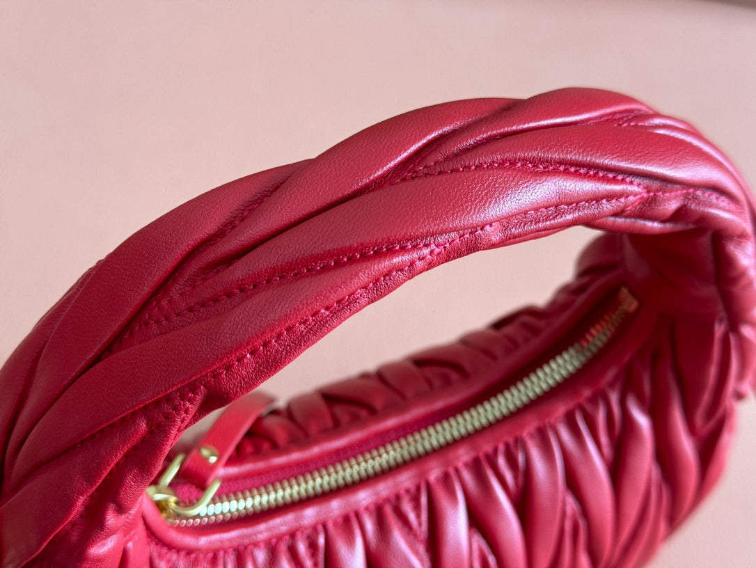 WANDER MATELASSÃ‰ HANDBAG 23 IN CERISE RED LAMBSKIN