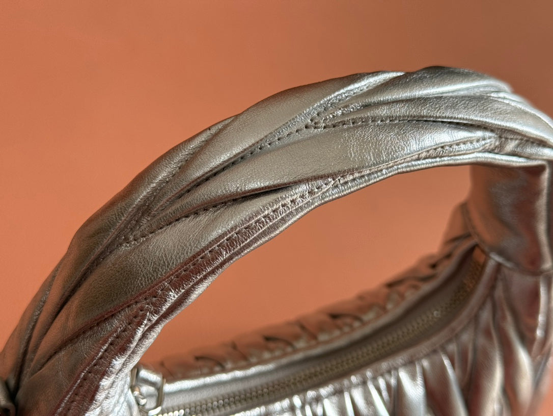 WANDER MATELASSÃ‰ HANDBAG 23 IN SILVER PATENT LAMBSKIN