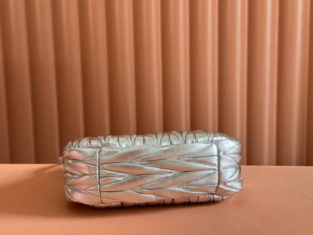 WANDER MATELASSÃ‰ HANDBAG 23 IN SILVER PATENT LAMBSKIN