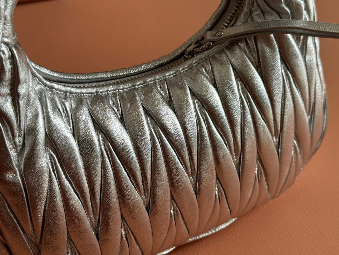 WANDER MATELASSÃ‰ HANDBAG 23 IN SILVER PATENT LAMBSKIN