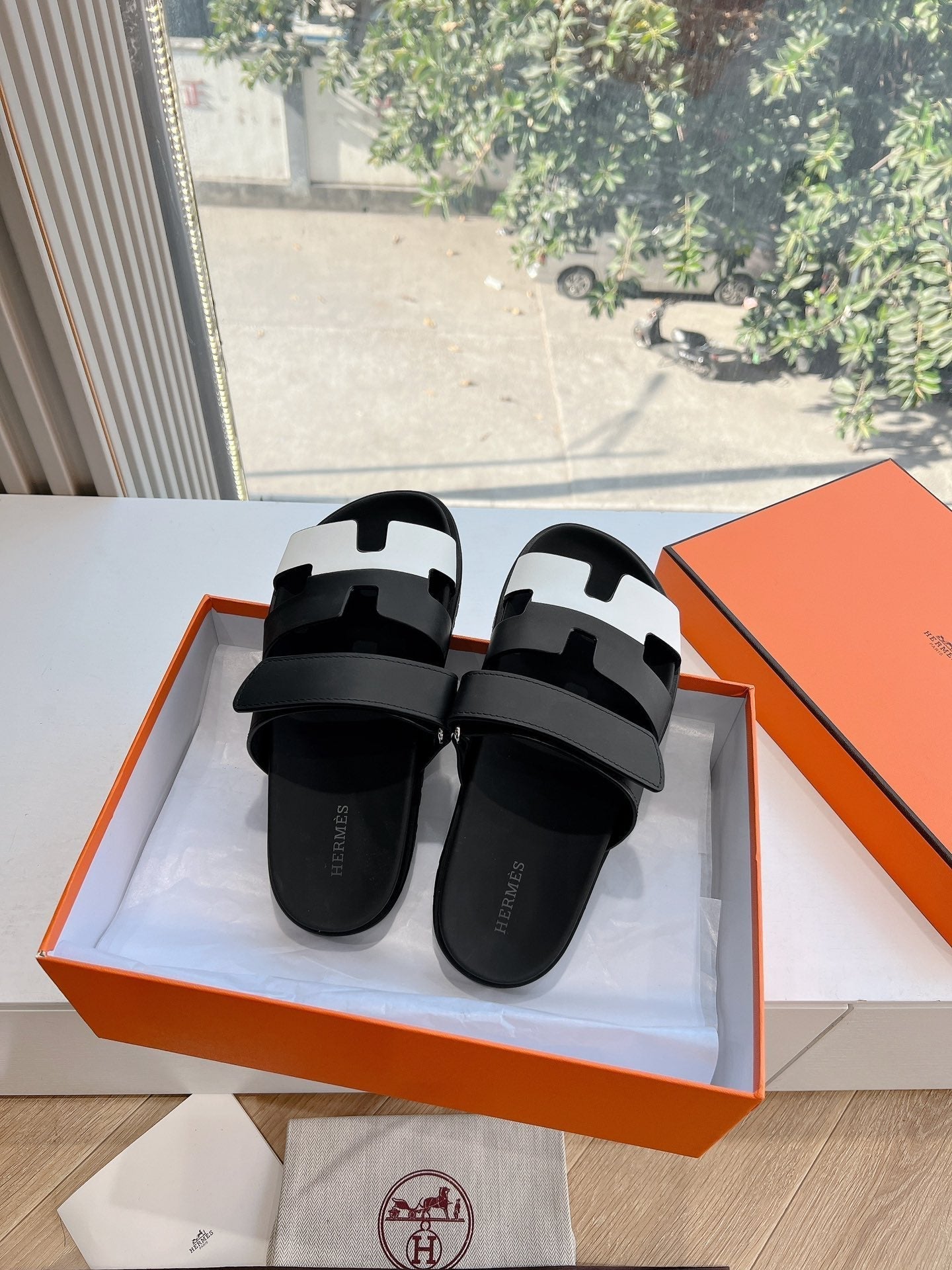 HM Chypre Sandal Black Mix White Calfskin 202814