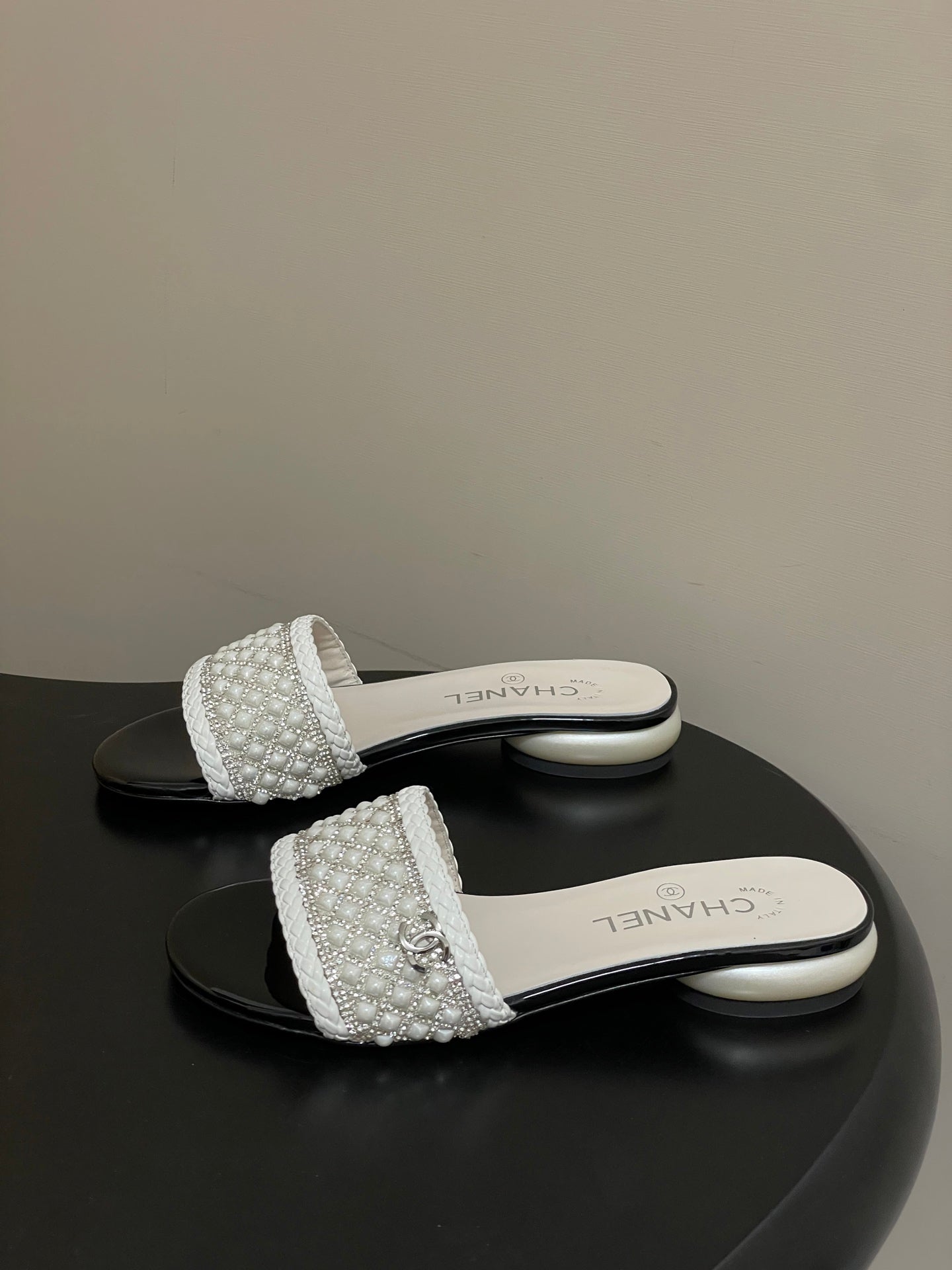 CC 26s Pearl Flat Sandals White Patent Leather 649542