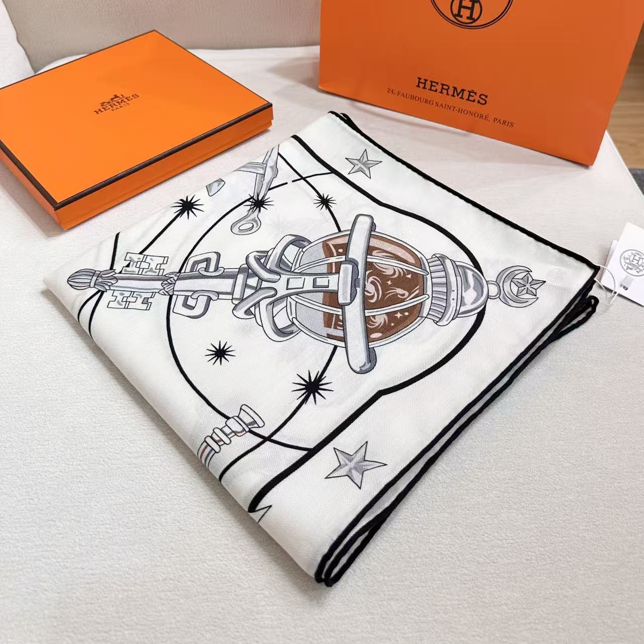 HM  Creative Origins Scarf 135CM White Cashmere Silk 969434