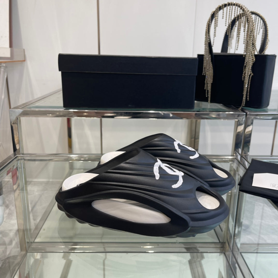 CC Slippers Black and White Foam 204131