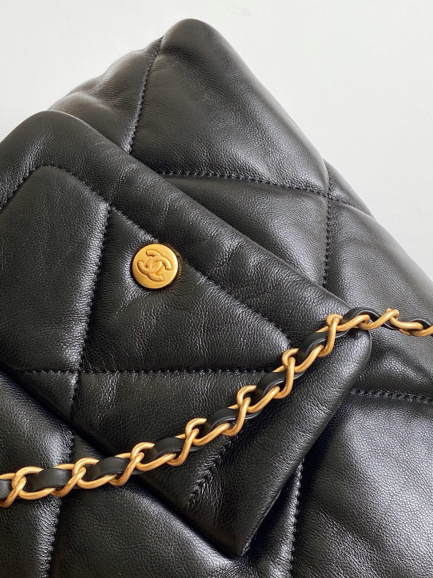 Chanel 25K Bag 38cm Black Gold Sheepskin 293989