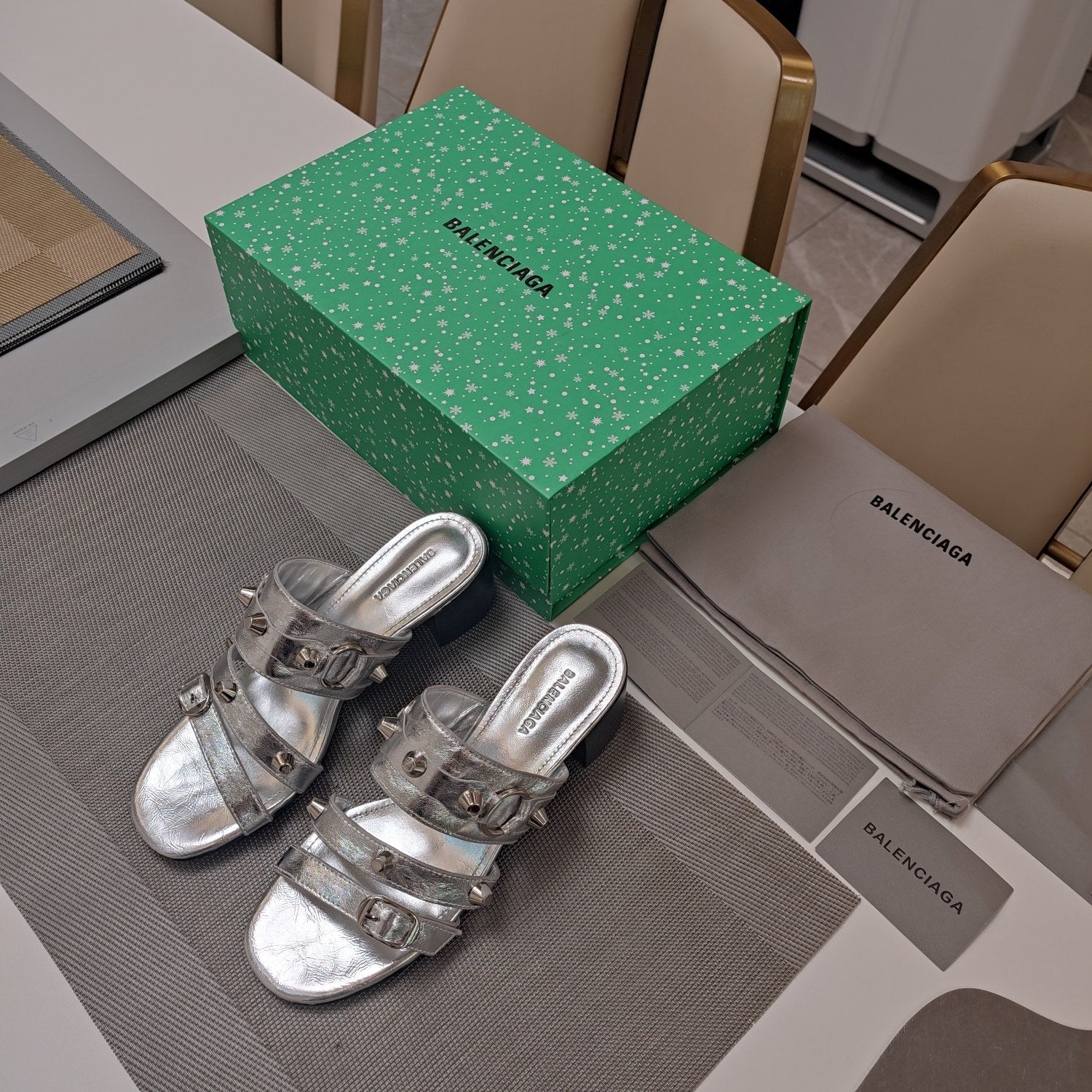 STRAPPY MEDIUM HEELED SANDALS IN SILVER STUDDED WAX-OIL SHEEPSKIN